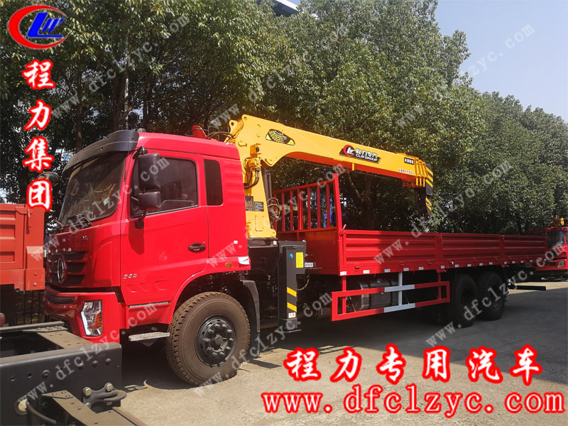程力集團東風(fēng)后雙橋隨車吊，在陽光的照耀下，顯得異常耀眼