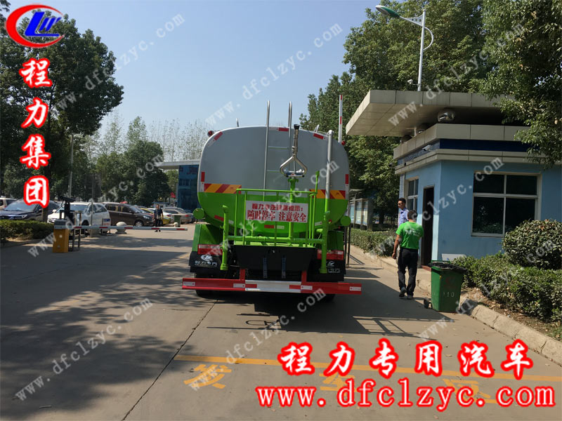 河南客戶來程力公司提的國六東風(fēng)D9灑水車，正在廠區(qū)門口等待核對(duì)資料出廠