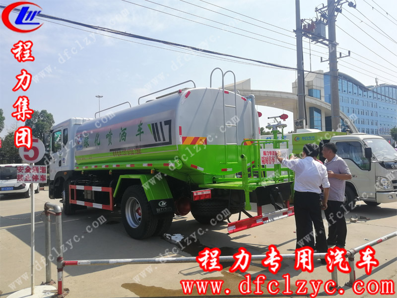胡總購買的湖北程力國六15方東風多利卡D9灑水車準備發(fā)車