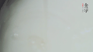 將浸泡了30分鐘的米放入電飯煲中，在水中加入半勺油。