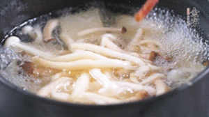 依次放火腿、豆腐，加水大火燒開，小火燉煮20分鐘，出鍋前撒上蔥花即可。