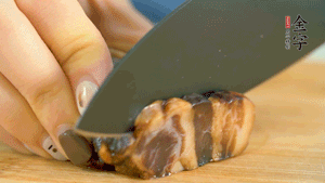金字風(fēng)味醬肉切成片，上鍋蒸15分鐘。