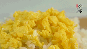 將雞蛋碎、西蘭花碎和放涼的米飯混合，用少許鹽、橄欖油調(diào)味。