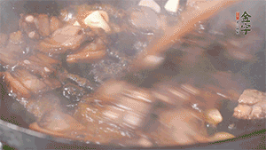 熱油下鍋，爆香蒜片。放入醬肉翻炒片刻后,下豌豆尖均勻翻炒。