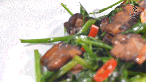 出鍋前加少許鹽調(diào)味。