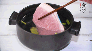 整塊豬肉，加蔥、姜片、料酒焯水。