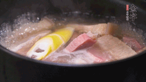 火肉、豬肉加料酒、清水大火煮開(kāi)后，加入春筍小火慢燉40分鐘，出鍋前撒蔥花即可。