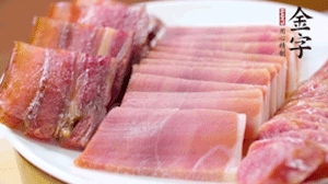 擺盤后鋪上老豆腐，淋點(diǎn)料酒，灑點(diǎn)白糖上鍋蒸20分鐘。