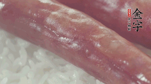 關(guān)上蓋子，煮到米飯露出時(shí)。