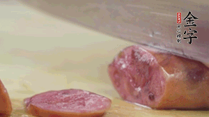 拿出香腸和臘肉，切成片后重新鋪入。