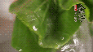 小青菜從根部掰開，分別洗凈。
