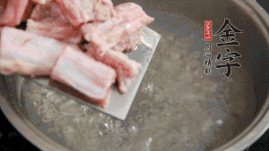 剁成塊狀的排骨洗凈，放入沸騰的鍋中，加姜片汆燙，2分鐘后撈出備用。