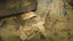 加適量溫水淹沒食材，大火燉至水沸后再小火慢燉1小時，出鍋前10分鐘加枸杞。（焯過水后的豬蹄不應(yīng)再用涼水，用溫水燉煮更容易軟爛。也可以用高壓鍋或者有煲湯功能的電飯煲，省時又便于入味。）