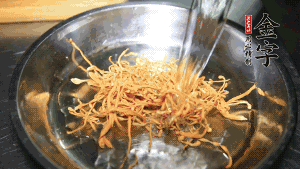 蟲草花用涼水浸泡10分鐘，干香菇溫水泡發(fā)至軟去蒂備用。蓮子、紅棗也可一同清洗干凈。