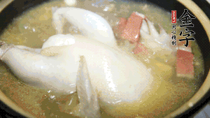 煮沸時加入蟲草花、香菇、紅棗，以料酒調(diào)味繼續(xù)小火燉煮1小時左右。