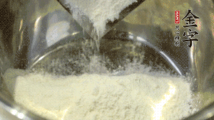 【油皮】1．將油皮材料放入料盆中，緩緩加100ml水，攪拌成雪花片狀。在案板上反復(fù)揉搓成有一定筋度的光潔面團(tuán)，搓成12個(gè)團(tuán)子。