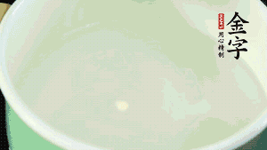 鍋中盛涼水，放入汆燙好的鴿子、火腿片、生姜片。