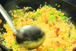 然后加入炒好的食材混合均勻，炒熟即可。出鍋前加少許黑胡椒、鹽和蔥花就可以啦?。?！