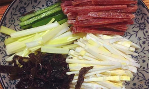 黑木耳泡發(fā)，黑木耳、韭黃、雷筍、青椒切成絲。