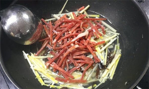火腿絲、筍絲、黑木耳絲汆水后，瀝干。