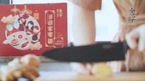 將處理好的老鴨放入冷水鍋中，丟入姜片，冷水煮沸去腥。