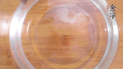 金字火腿切小片，浸泡5分鐘。