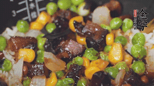 出鍋前加蠔油、生抽調(diào)味，撒點(diǎn)熟白芝麻即可。