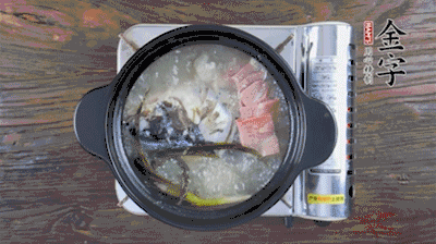 放豆腐、海鮮菇繼續(xù)中小火煮5分鐘。