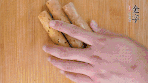 山藥去皮切斜刀塊，毛豆去外殼去膜，姜切片。