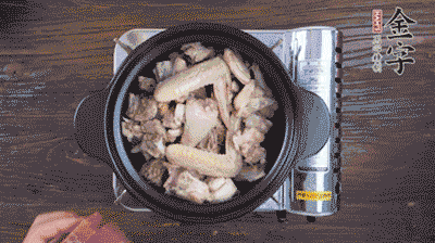 將雞肉塊、火腿、料酒、姜一同放入在燉鍋中，加冷水大火煮開后，小火燉煮40分鐘。