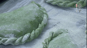 【制作】2.蒸架上墊浸濕的屜布，再放上清明果，大火蒸10~15分鐘，完成，出鍋啦！