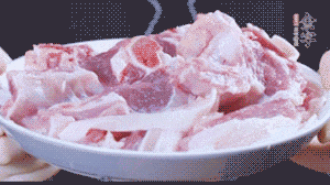 新鮮羊肉冷水入鍋，加姜片、清水焯水，除去血沫。