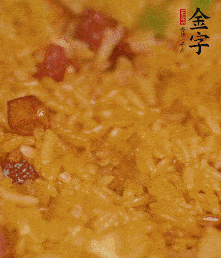 放一撮鹽、生抽少許，倒入炸好的芋頭。最后撒蔥花、蒜末翻炒均勻。