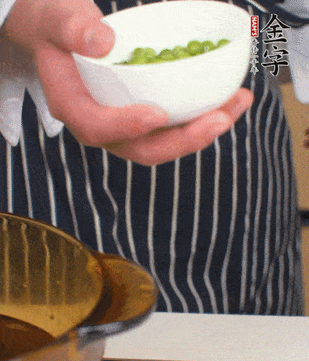 胡蘿卜、豌豆和干花菇焯水。
