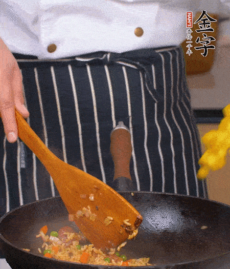加咖喱塊、少許鹽、白糖調(diào)味，炒至咖喱塊融化后，倒米飯，翻炒至每粒米飯都包裹上咖喱，再放黃椒、青椒粒，出鍋前加菠蘿粒和小蔥翻拌均勻。