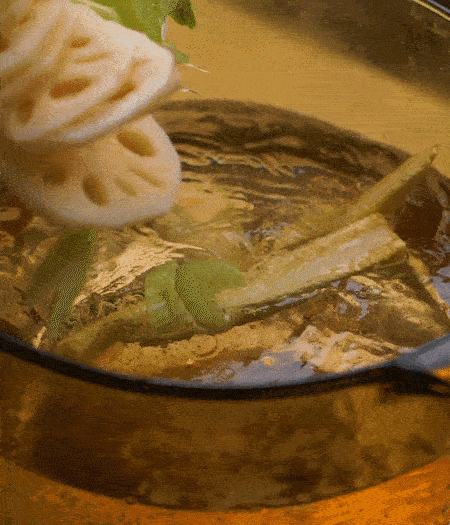 把玉米筍（對(duì)半切開(kāi)）、西芹（切斜片）、蓮藕（切片），放入開(kāi)水鍋內(nèi)，加點(diǎn)少許鹽、油，汆燙2分鐘。
