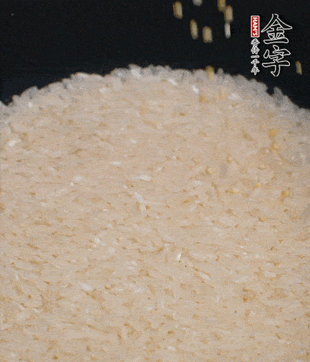 大米和小米一起燜成米飯。