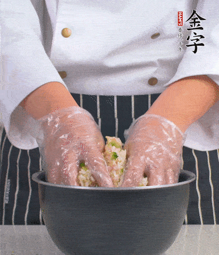 米飯中放西蘭花碎、咸肉丁，加少許黑胡椒、十來滴橄欖油拌勻。