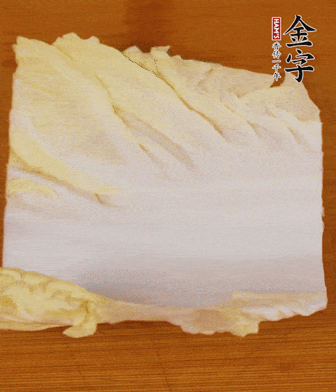 一片白菜一片淡火腿交替疊起，疊個(gè)兩三層放進(jìn)鍋內(nèi)，直到塞滿(mǎn)鍋。