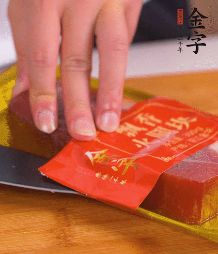 金字火腿切片，生姜切絲，蔥白切末。
