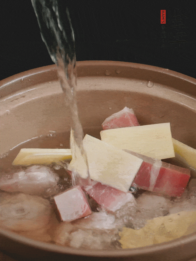 雞塊、火腿、姜片加適量料酒、清水燉80分鐘。