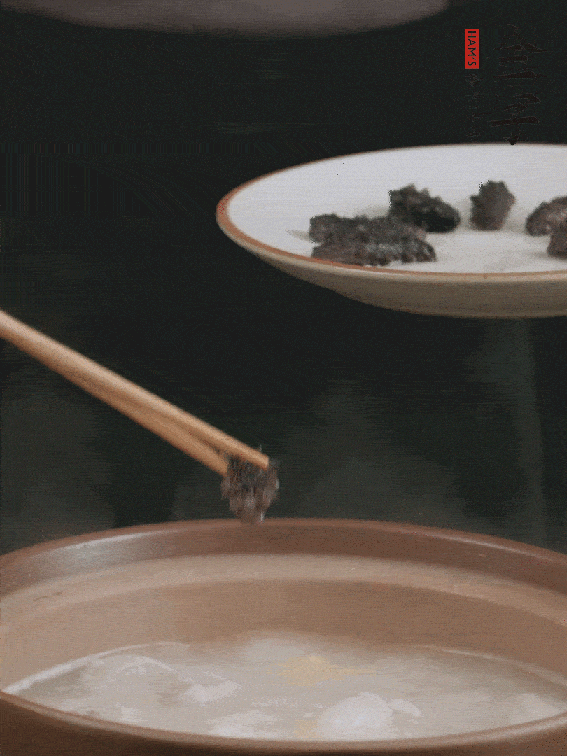 期間雞湯燉到80分鐘時，加小海參再燉10分鐘。