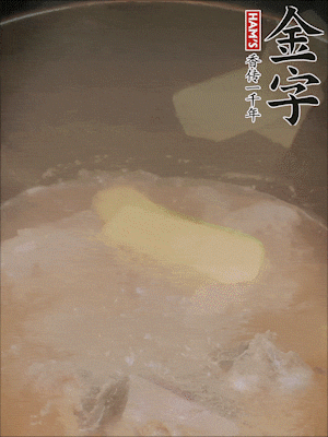 排骨洗凈，加生姜、黃酒焯水，溫水洗凈備用。