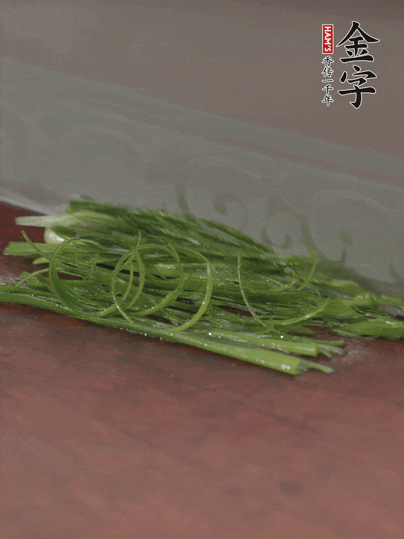生姜切薄片，紅椒切細(xì)絲，小蔥蔥綠切細(xì)絲，泡入冰水中保持新鮮。