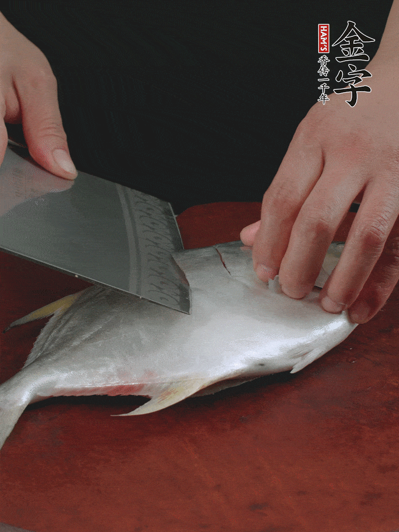 處理干凈銀鯧魚1條，表面斜刀切出花刀。