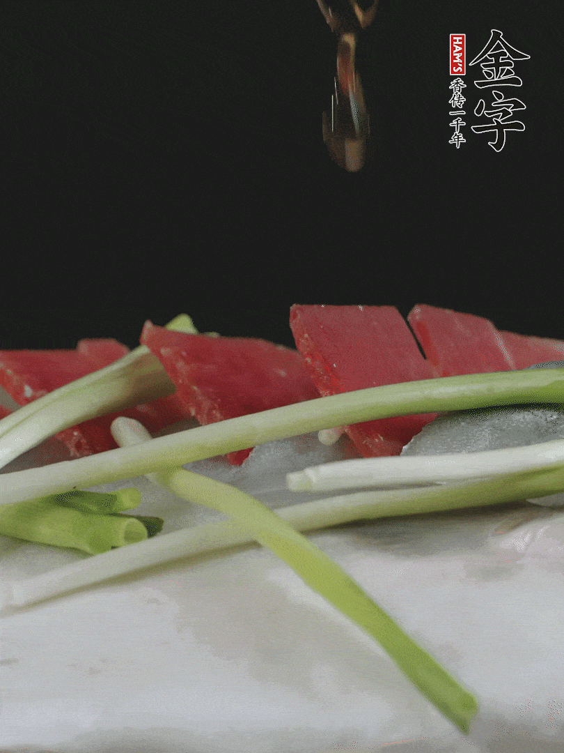 蔥白置于魚身，放適量豌豆，淋上花雕酒。