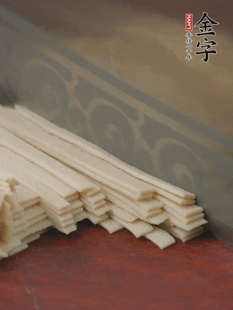 燉火腿期間，千張切細(xì)絲，白蘿卜去皮切細(xì)絲，蒜葉切細(xì)丁。