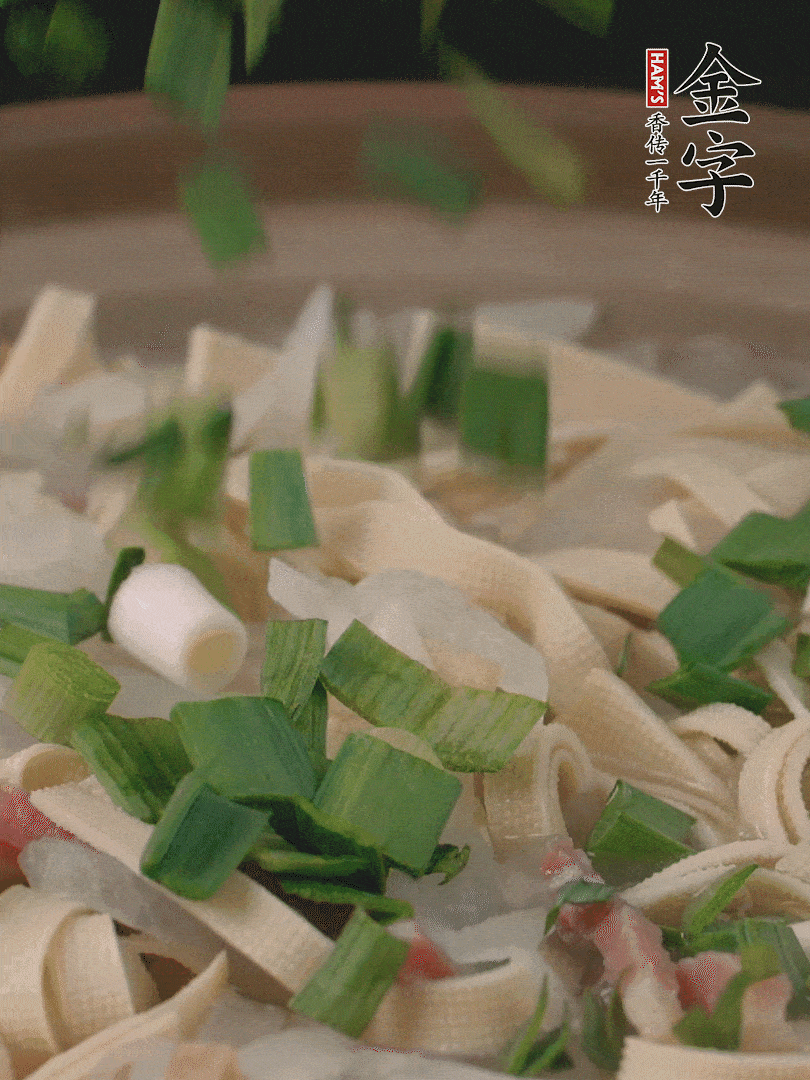 撒點(diǎn)蒜葉。