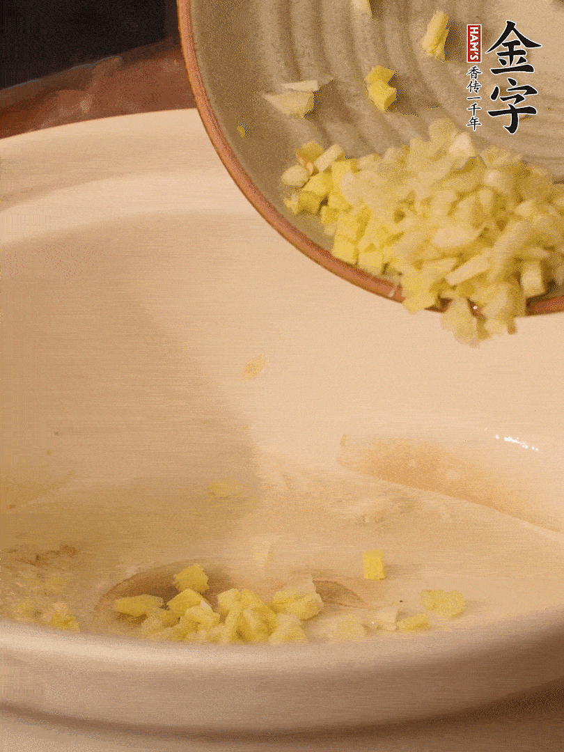 熱油下鍋，姜爆香。下冬瓜略微翻炒。