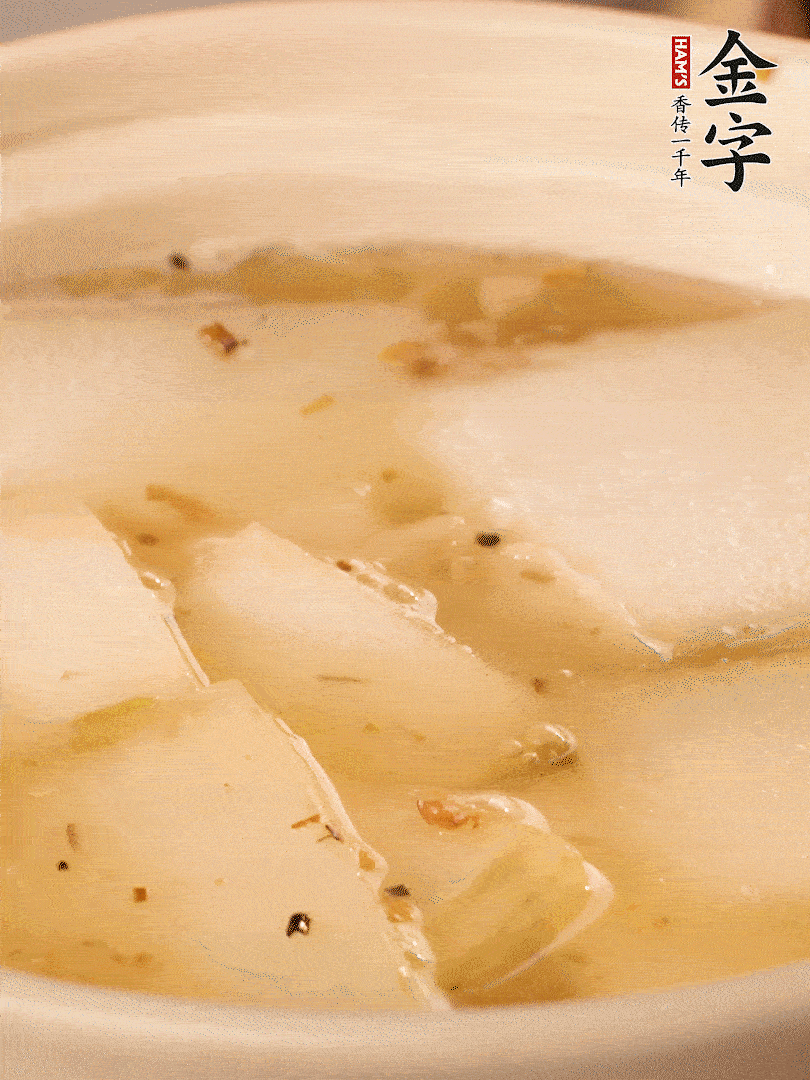 加入適量清水，再放咸肉，淋點(diǎn)黃酒添味。